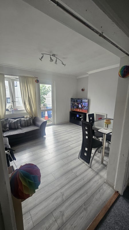 Room Deverell Street in Greater London