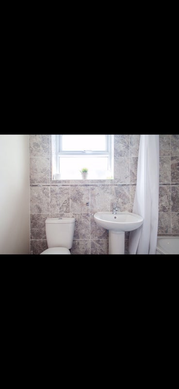 Room Waverley Road in Greater London