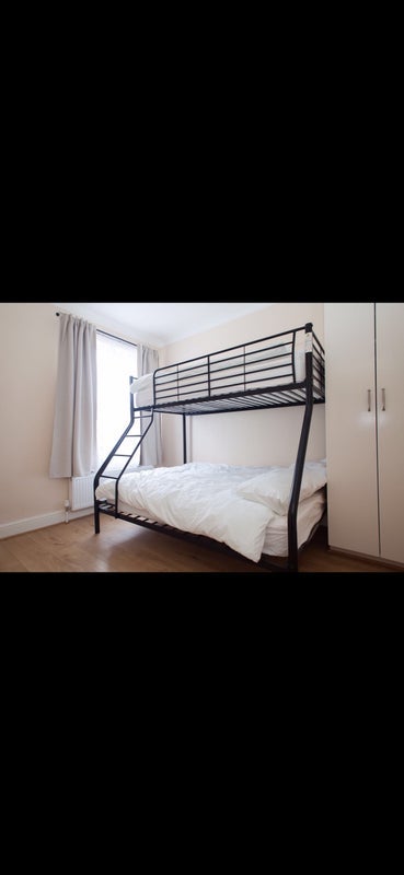 Room Waverley Road in Greater London