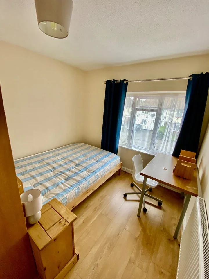 Room Viola Avenue in Borough of Spelthorne