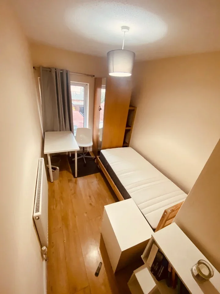 Room Viola Avenue in Borough of Spelthorne
