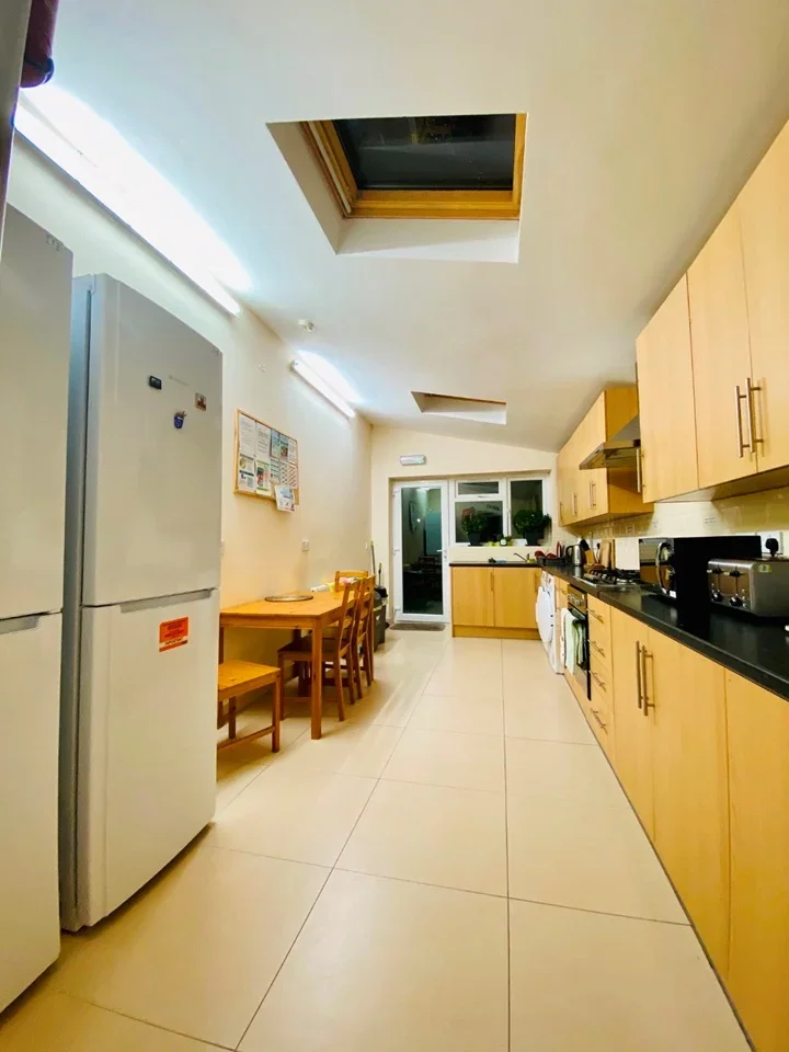 Room Viola Avenue in Borough of Spelthorne
