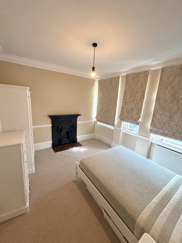 Room Beaumont Crescent in Greater London