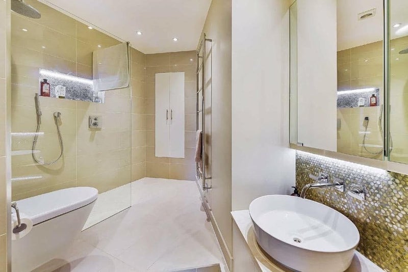 Room Beaumont Crescent in Greater London