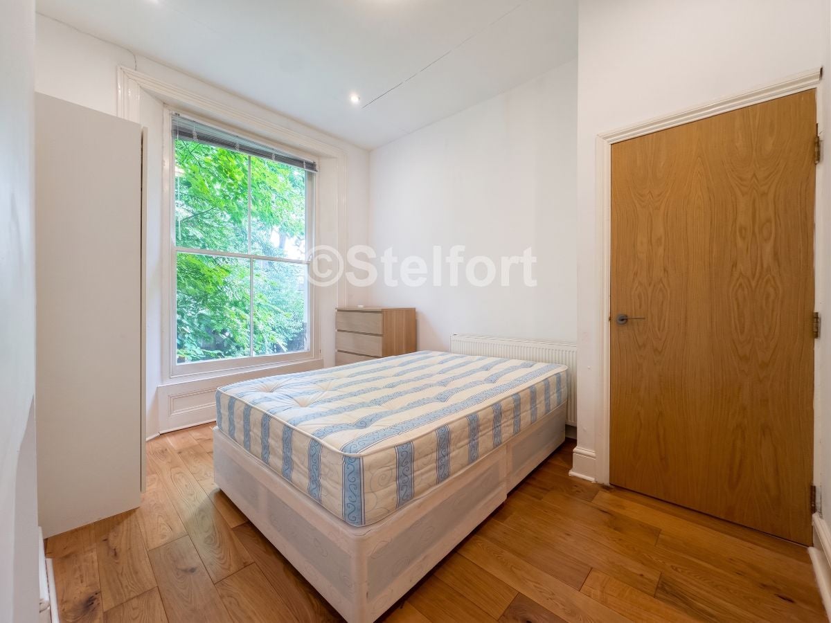 Flat Stock Orchard Crescent in Greater London