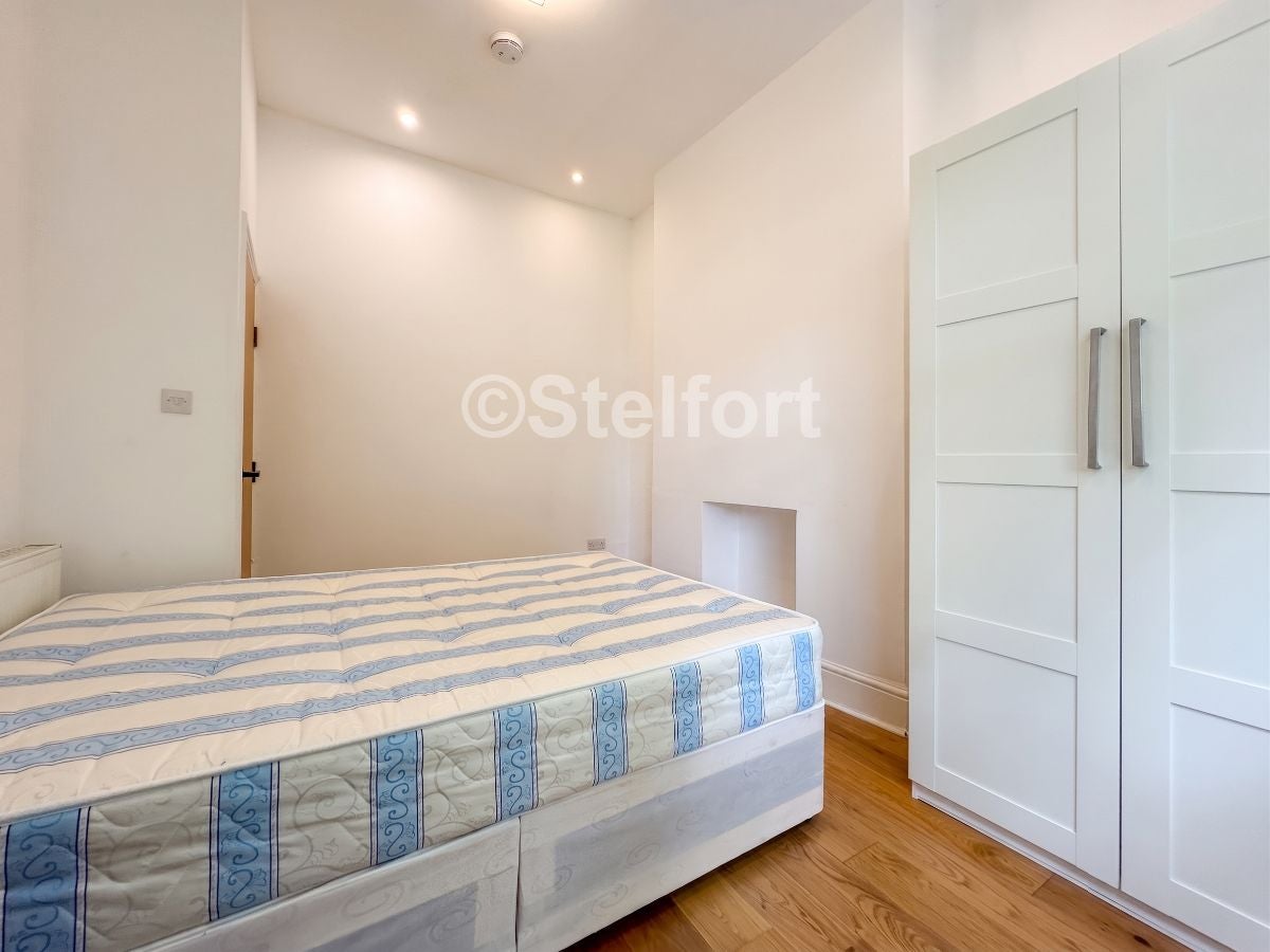 Flat Stock Orchard Crescent in Greater London