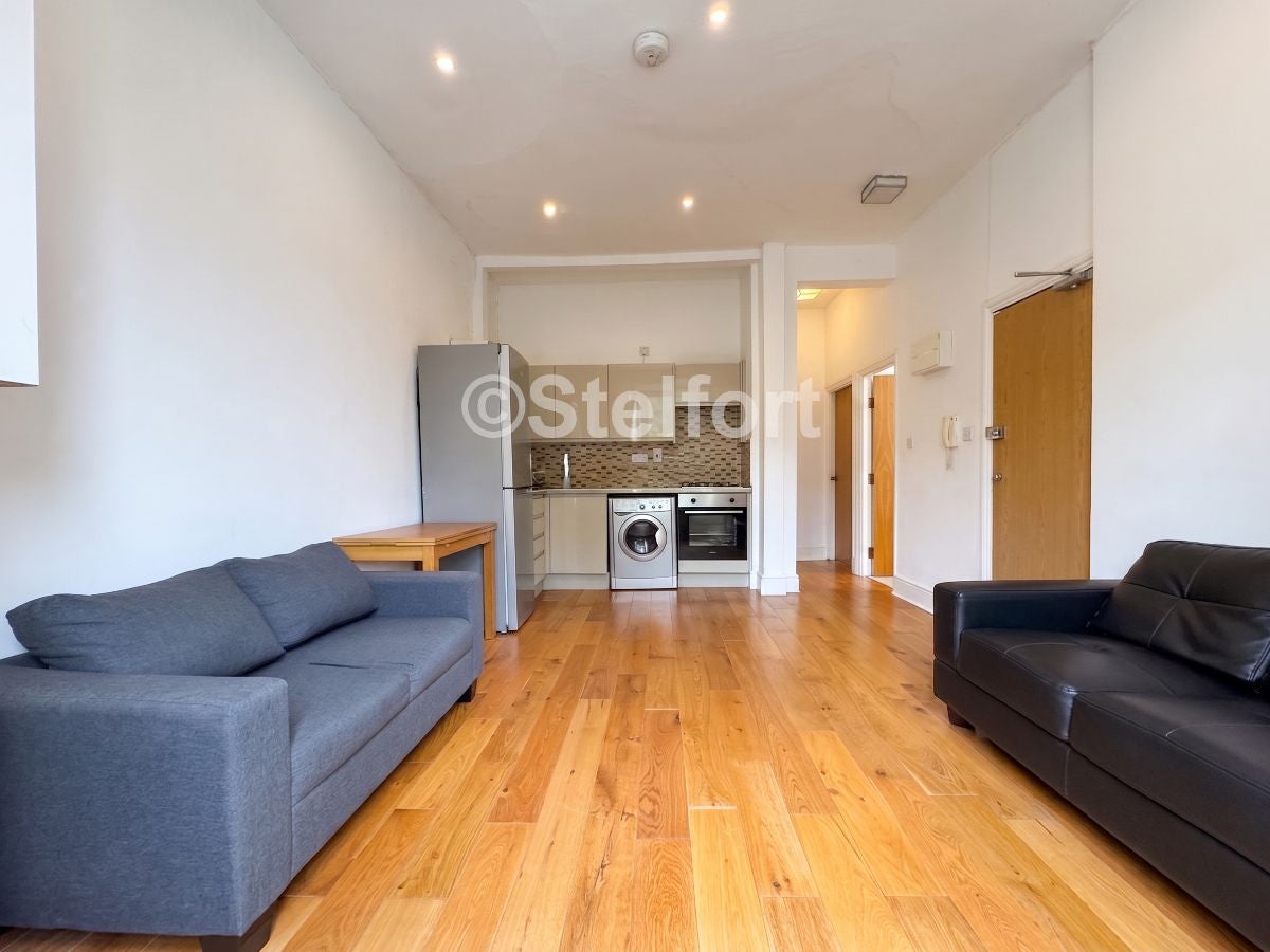 Flat Stock Orchard Crescent in Greater London