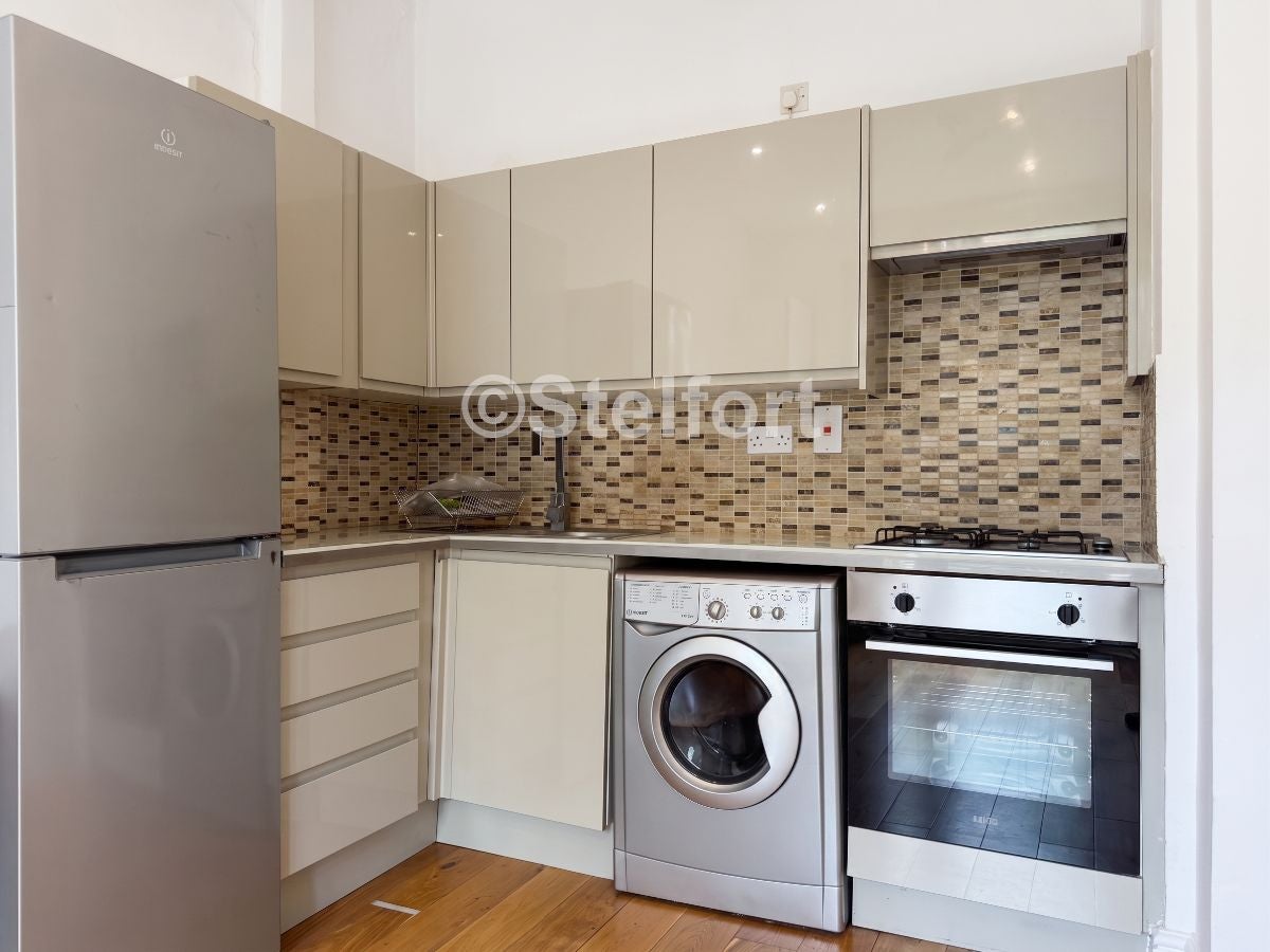 Flat Stock Orchard Crescent in Greater London