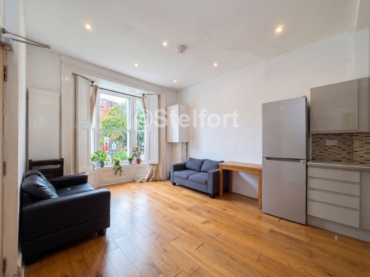 Flat Stock Orchard Crescent in Greater London
