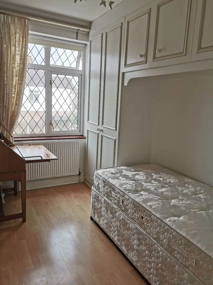 Room Becmead Avenue in Greater London