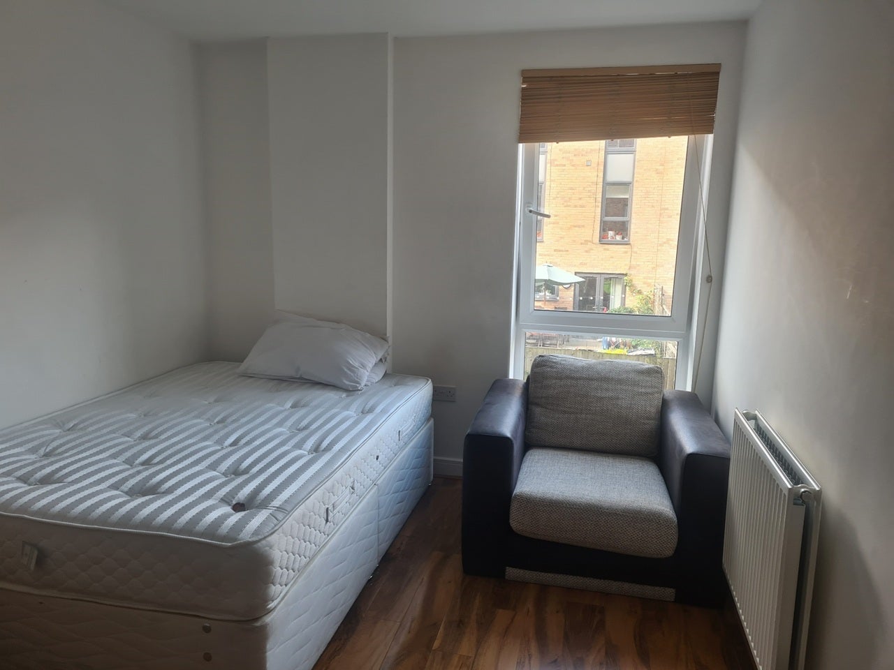 Room Honour Gardens in Greater London