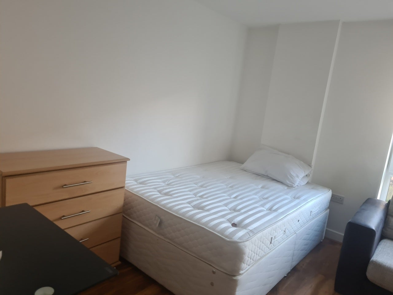 Room Honour Gardens in Greater London