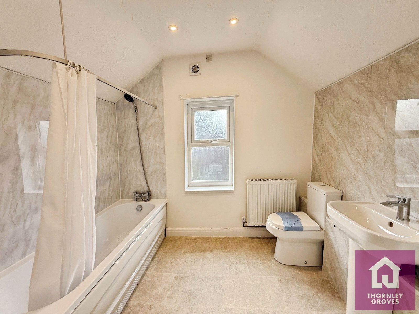 Flat Belgrave Crescent in Manchester