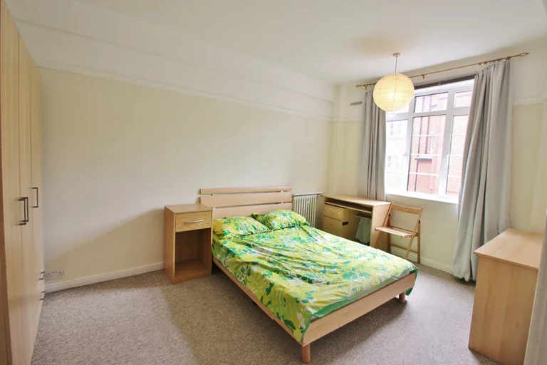 Flat Hammersmith Road in Greater London