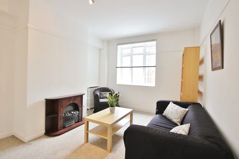 Flat Hammersmith Road in Greater London