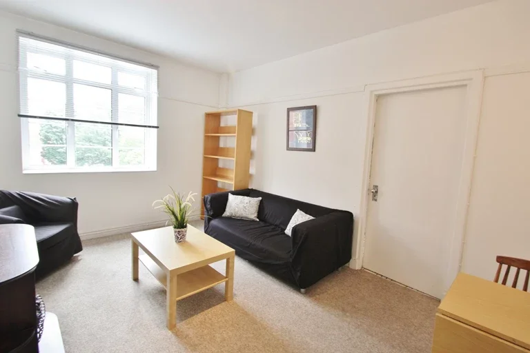 Flat Hammersmith Road in Greater London