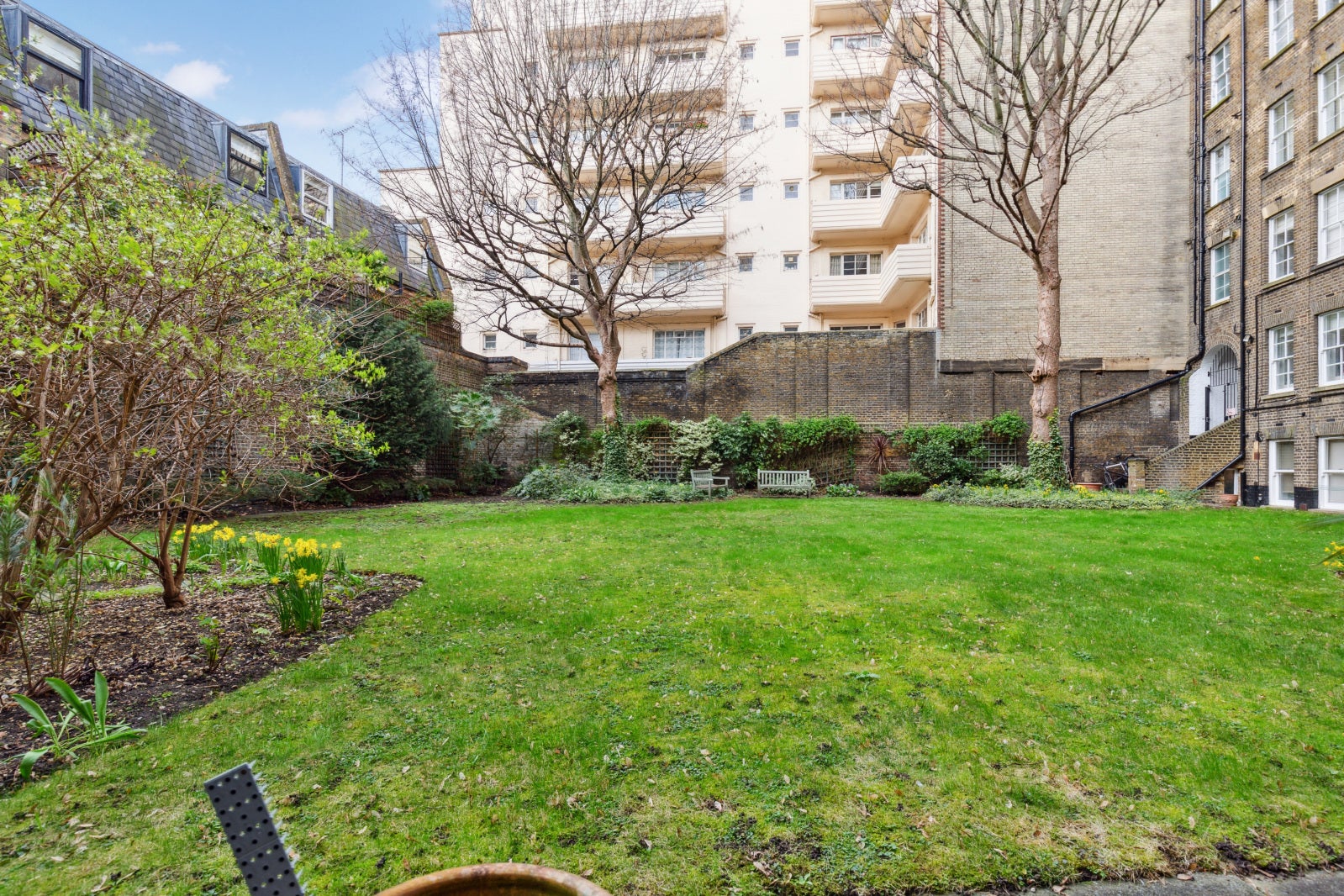 Flat Kensington Mall in Greater London