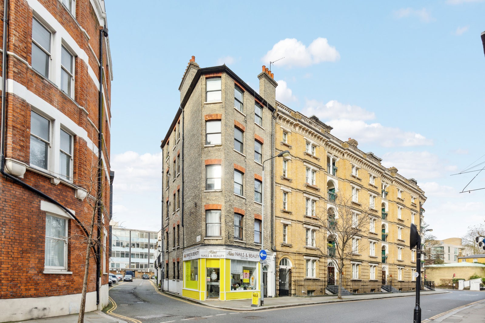 Flat Kensington Mall in Greater London
