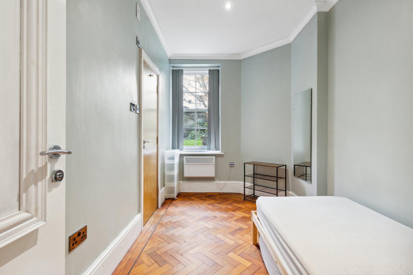 Flat Kensington Mall in Greater London