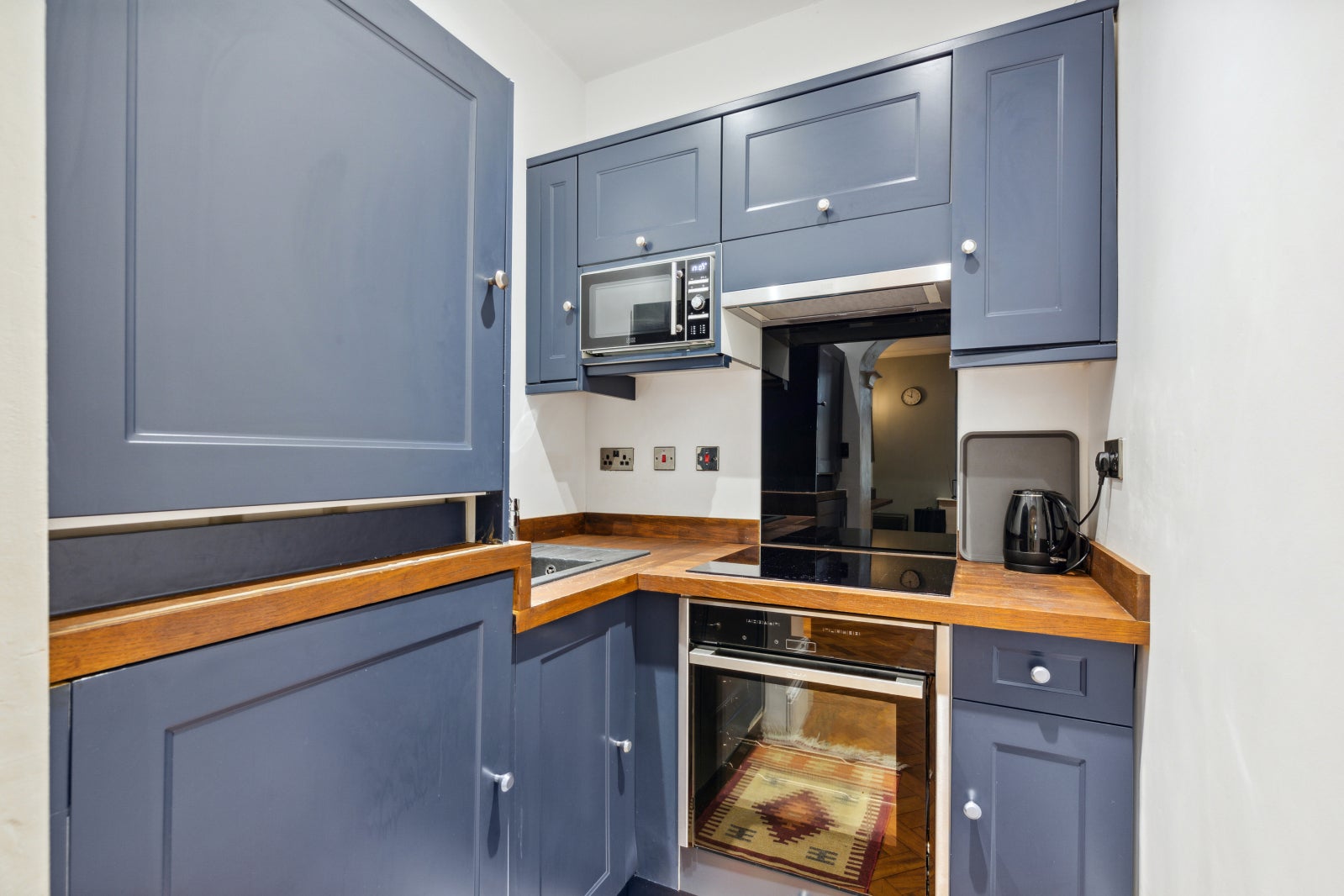 Flat Kensington Mall in Greater London