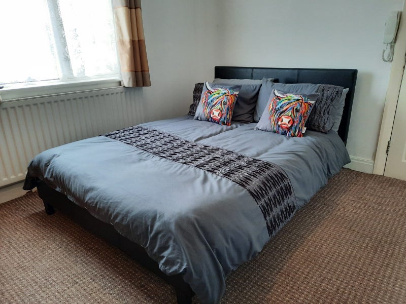 Room St. George's Crescent in Slough