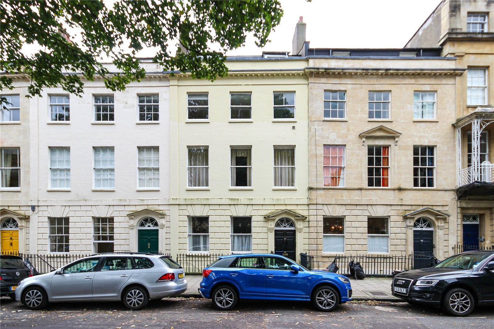 Flat Caledonia Place in Bristol