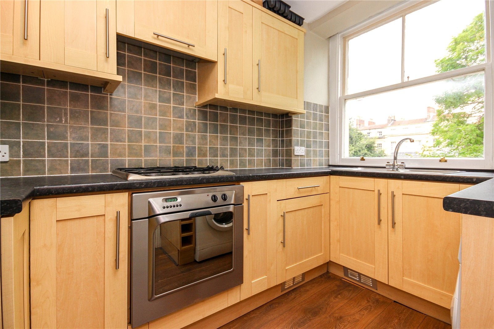 Flat Caledonia Place in Bristol