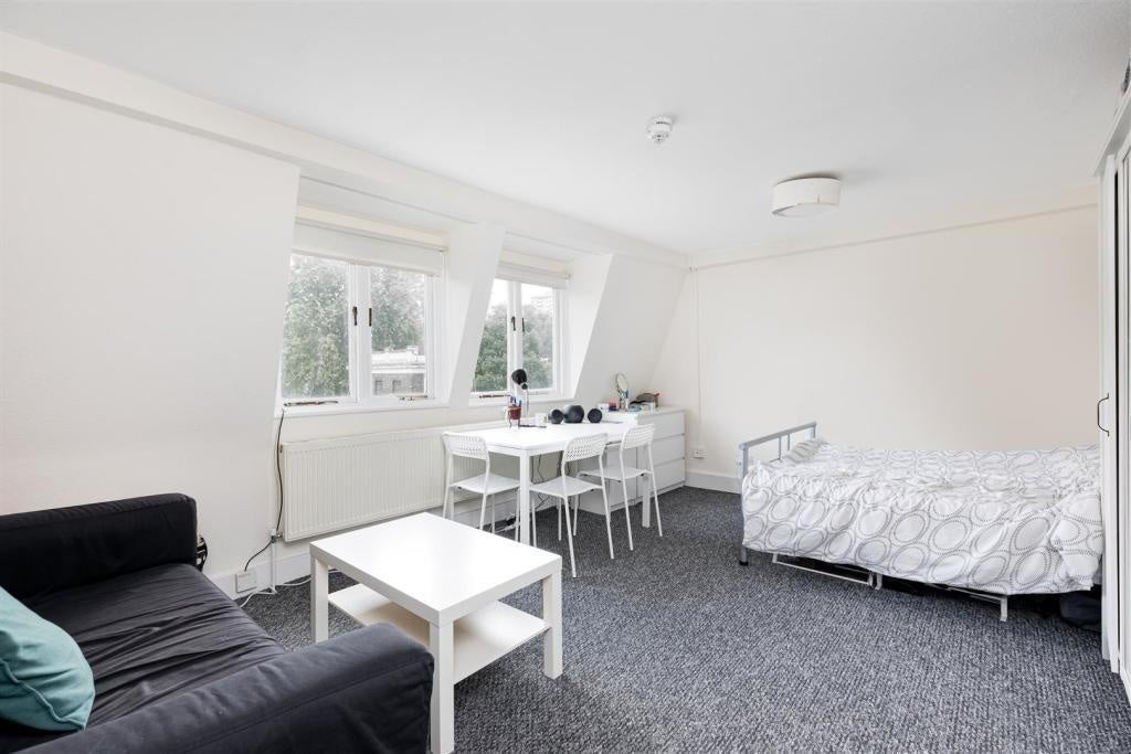 Flat Crowndale Road in Greater London