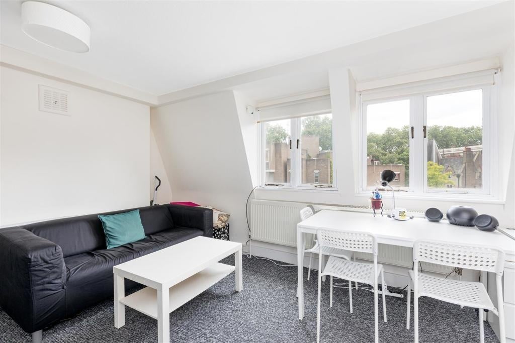 Flat Crowndale Road in Greater London
