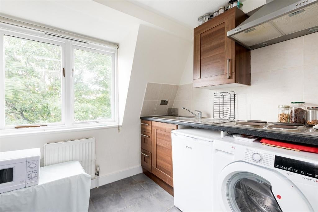 Flat Crowndale Road in Greater London