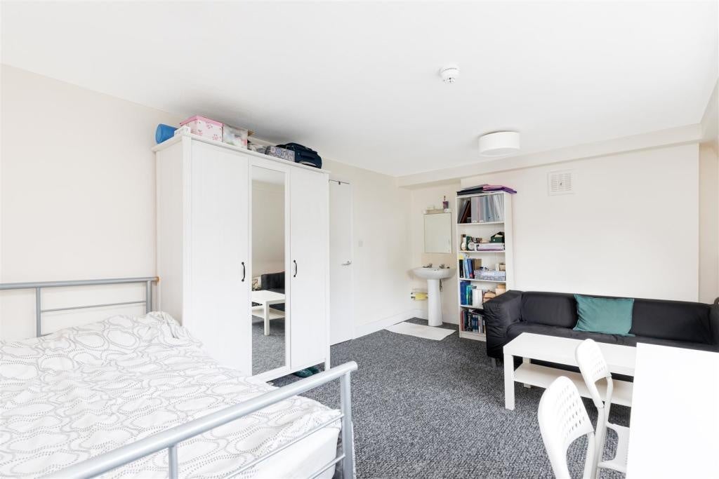 Flat Crowndale Road in Greater London