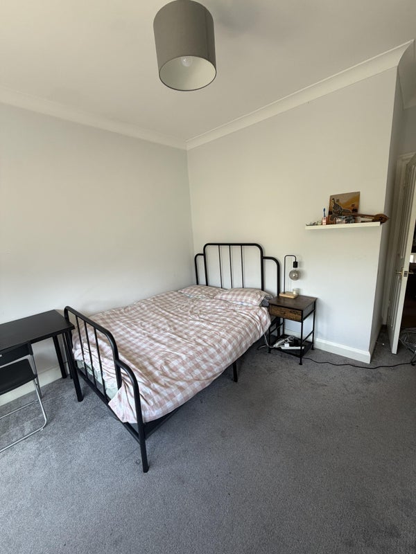 Room Dundalk Road in Greater London