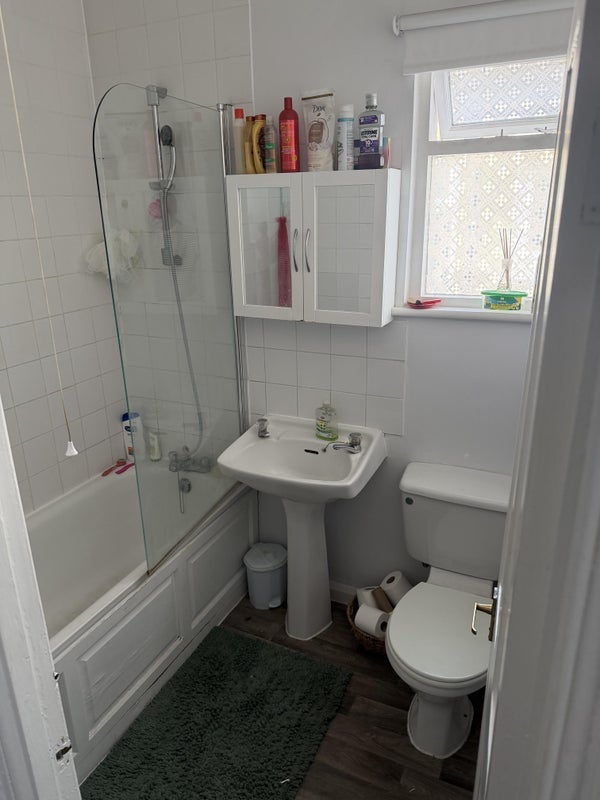 Room Dundalk Road in Greater London