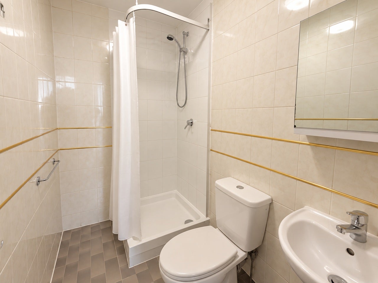 Flat Clanricarde Gardens in Greater London