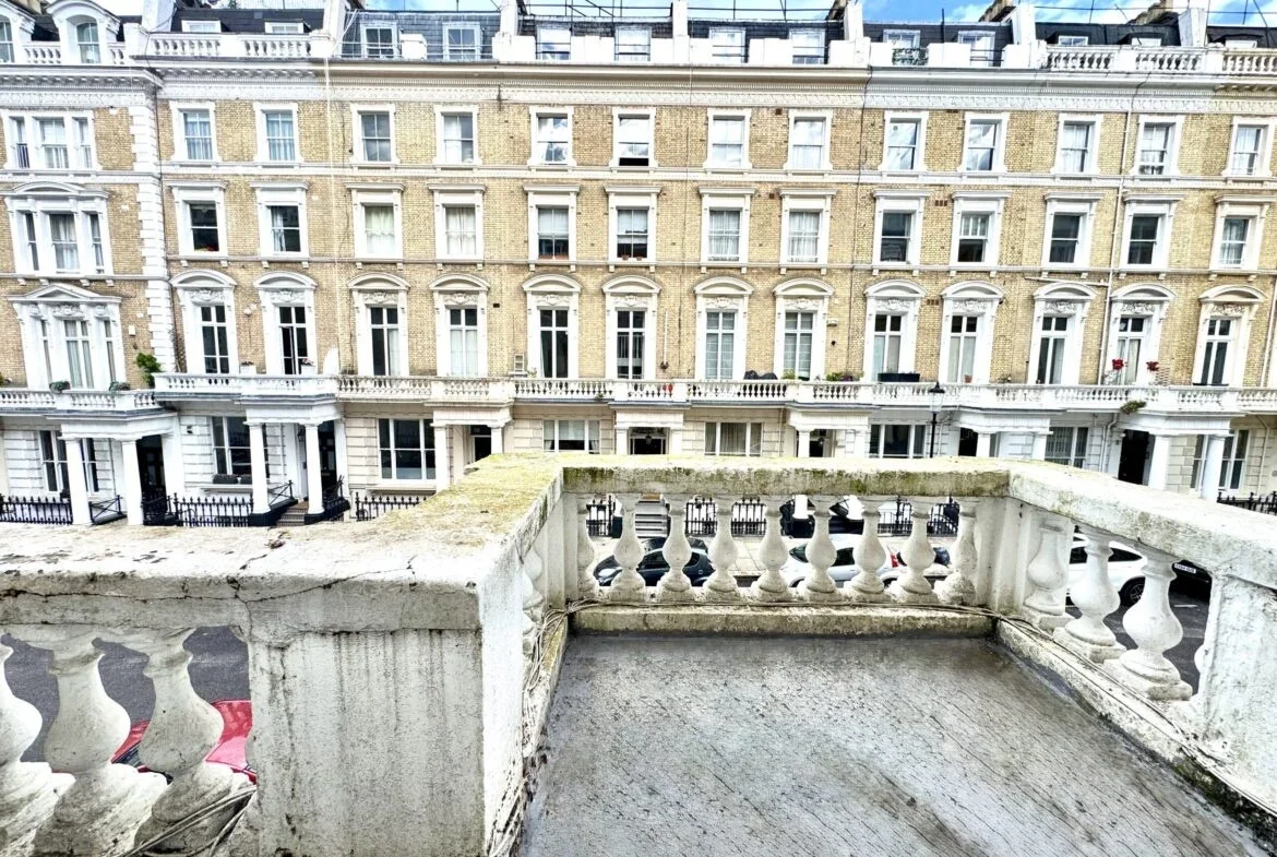 Flat Clanricarde Gardens in Greater London