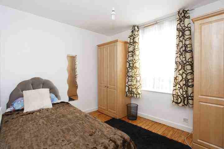 Room Riverton Close in City of Westminster
