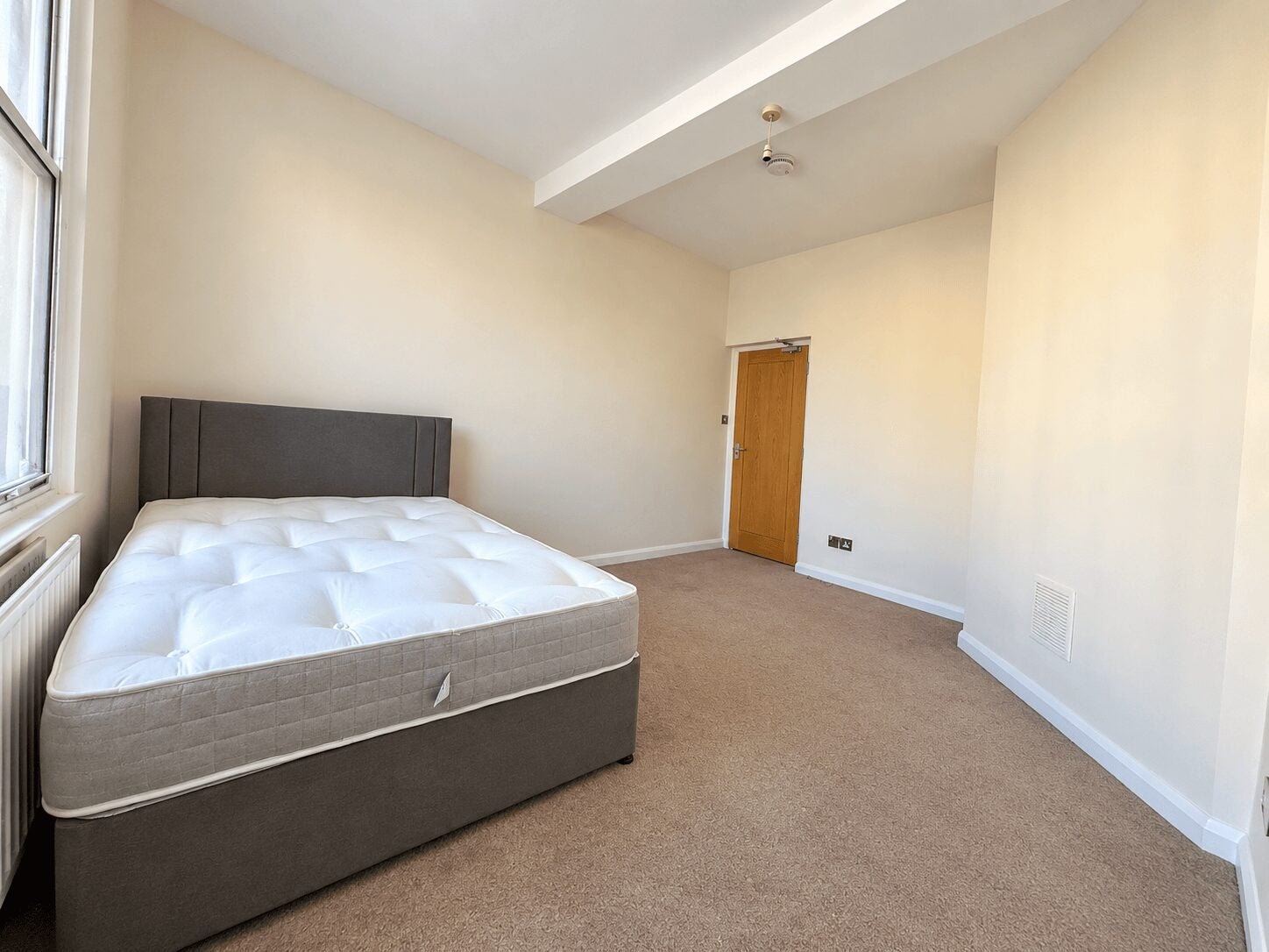 Room Bull Lane in High Wycombe