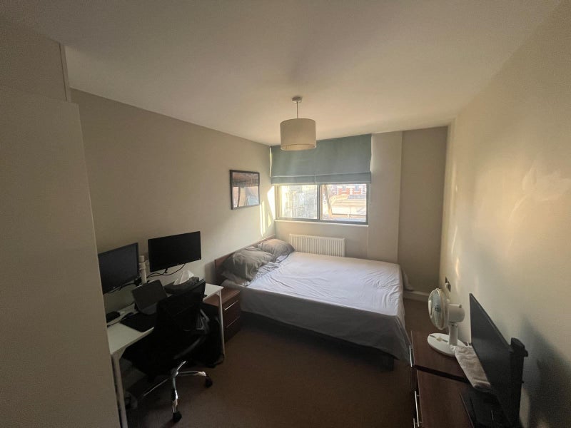 Flat Putney High Street in Greater London