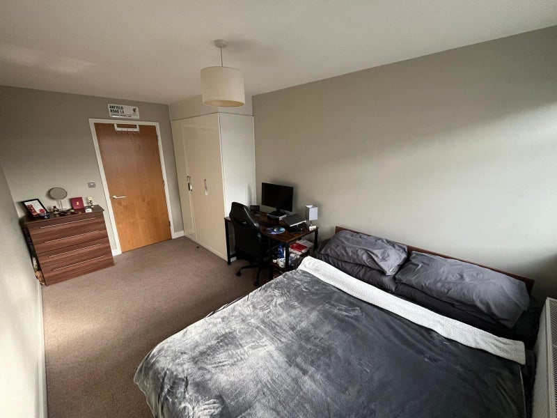 Flat Putney High Street in Greater London