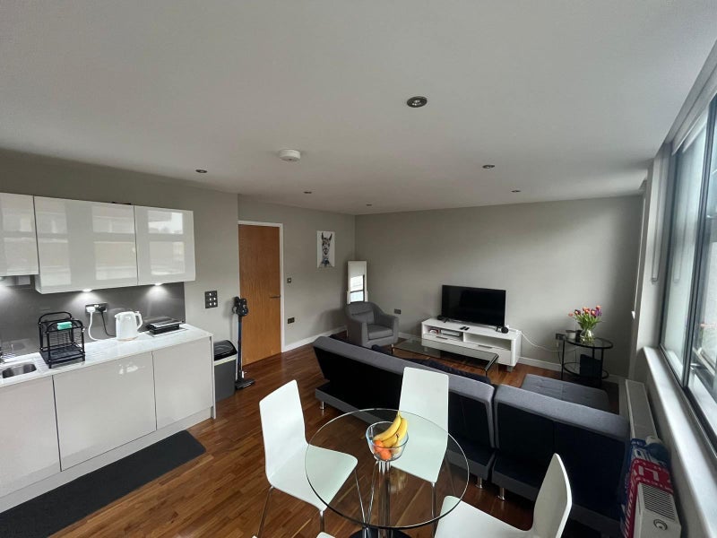 Flat Putney High Street in Greater London
