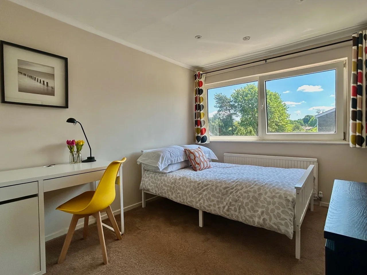 Room Aintree Road in Crawley