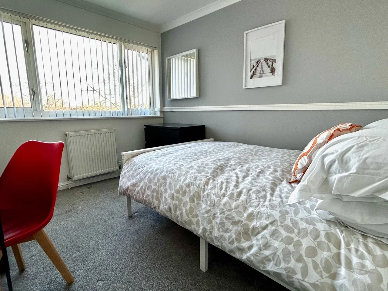 Room Aintree Road in Crawley