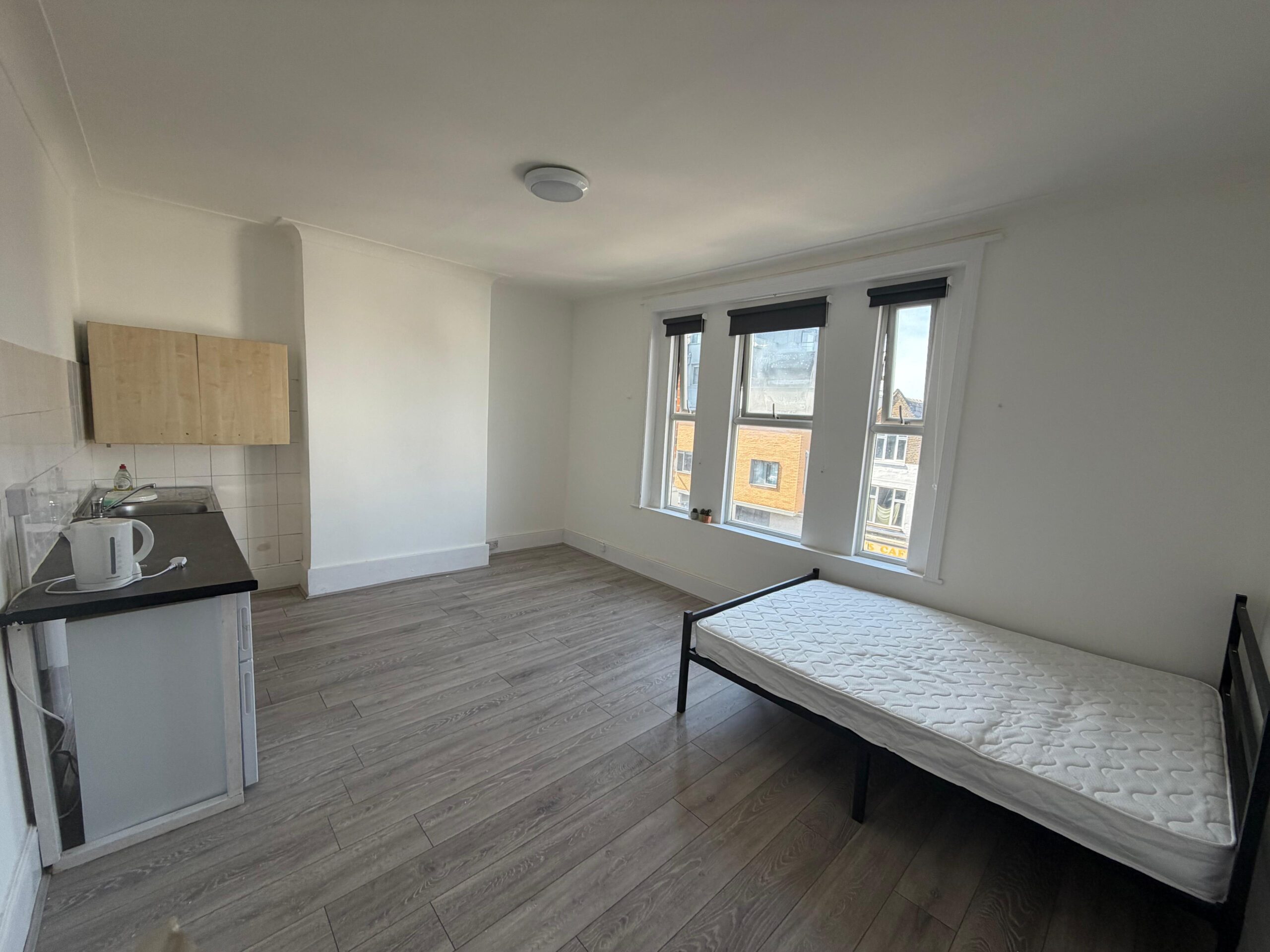 Room Friern Barnet Road in Greater London