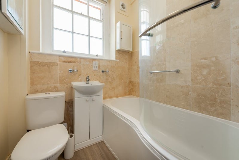 Flat Parkhurst Court in Greater London