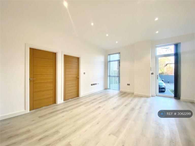 Flat Oaklands Park in Wokingham