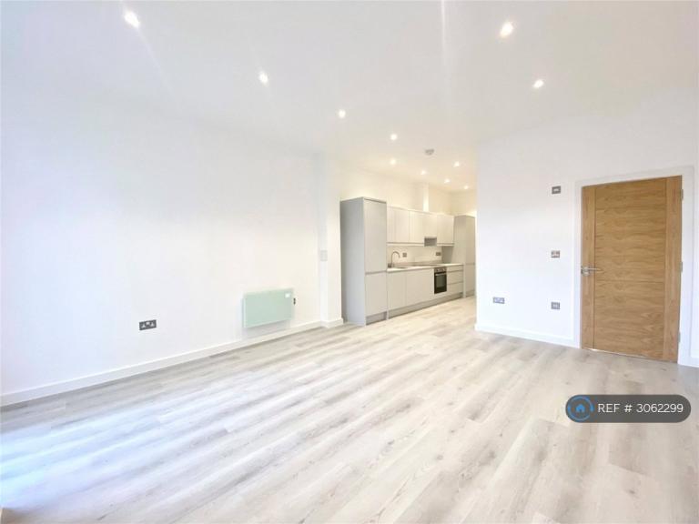 Flat Oaklands Park in Wokingham