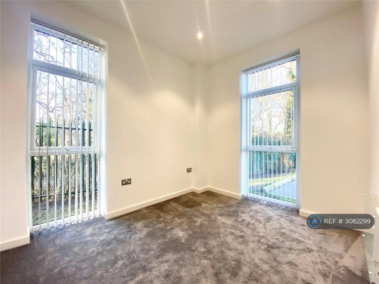 Flat Oaklands Park in Wokingham