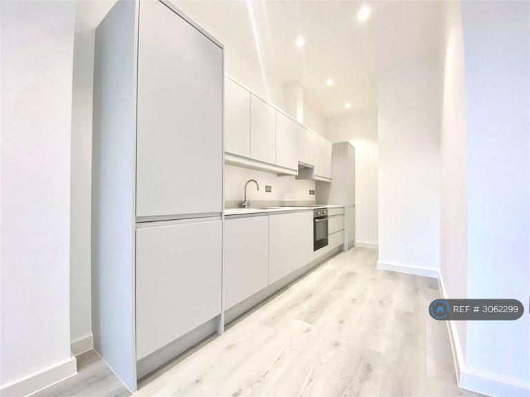 Flat Oaklands Park in Wokingham