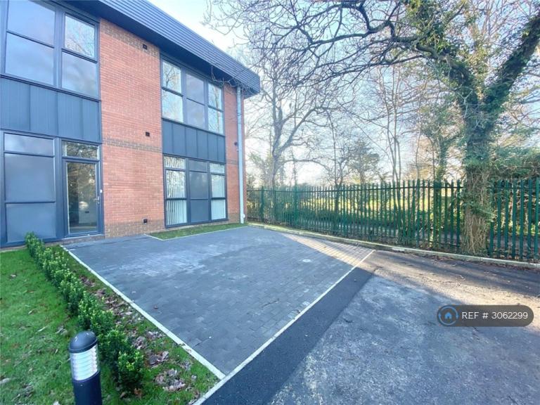 Flat Oaklands Park in Wokingham