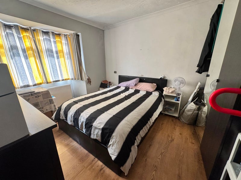 Room Kingsdown Avenue in Greater London